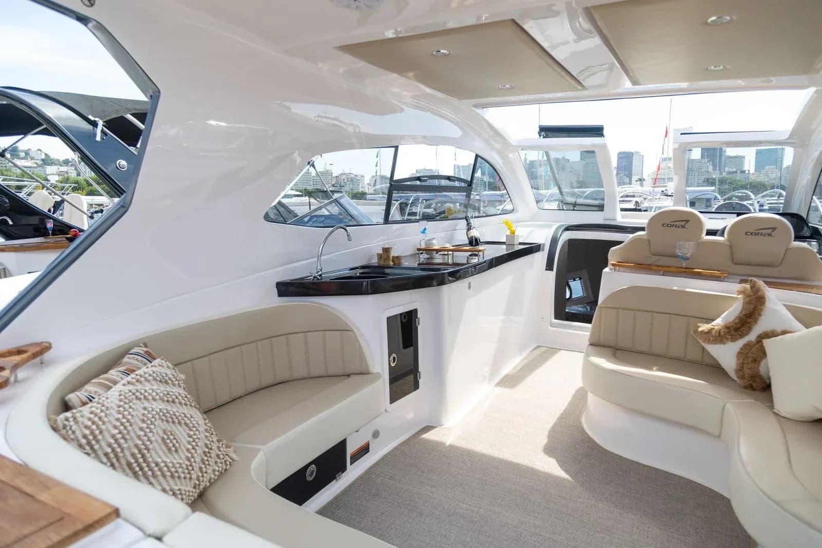 Coral 36C 2023 — lancha 36 pés seminova