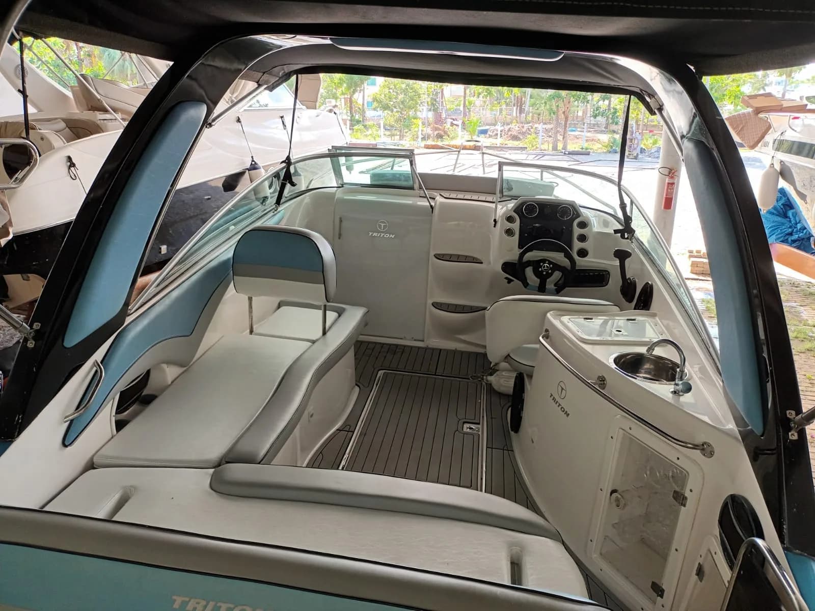 TRITON 250C 2018 — lancha 25 pés seminova